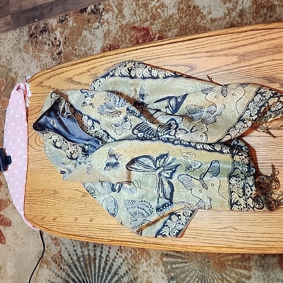 Pashmina and Silk Wrap - Picture 3 of 8